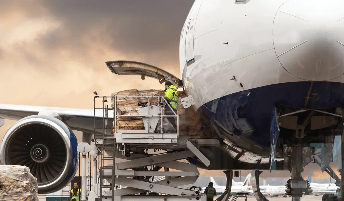 avión en pista de aterrizaje