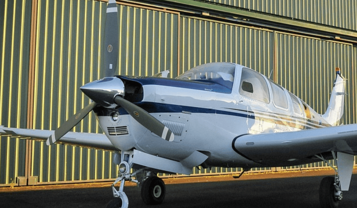 avión pequeño con heñices